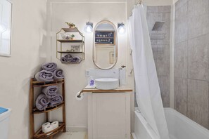 Douche, sèche-cheveux, serviettes fournies, shampoing