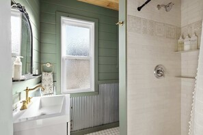 Shower, hair dryer, towels, shampoo - Victorian on Main downtown Red Lodge (Red Lodge)