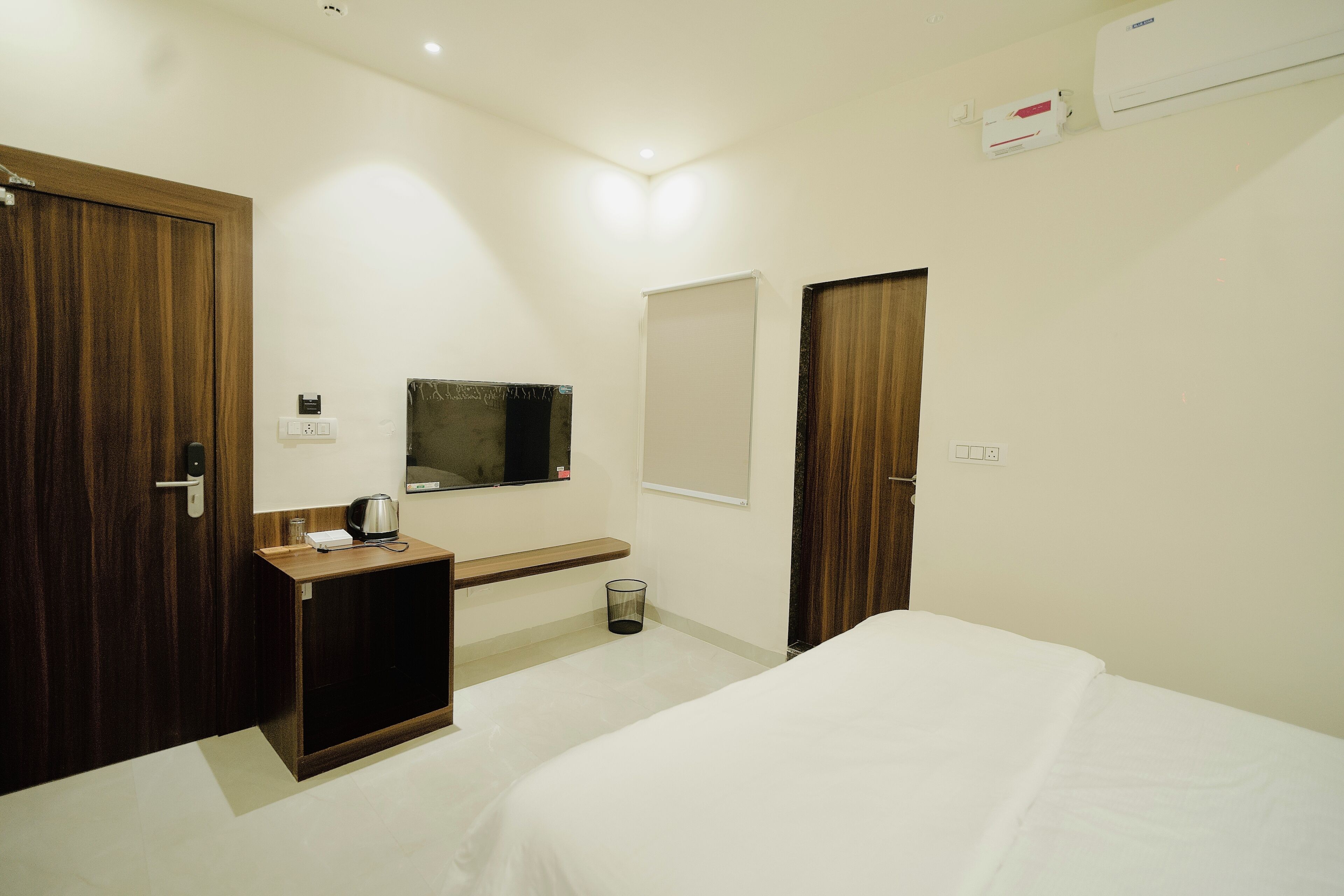 客房内保险箱、笔记本电脑工作区、熨斗/熨板、免费 WiFi