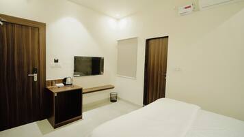 Safe på rommet, skrivebord for bærbar PC og strykejern/-brett