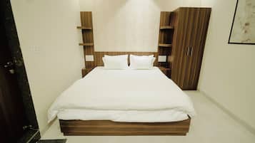 In-room safe, laptop workspace, iron/ironing board, free WiFi