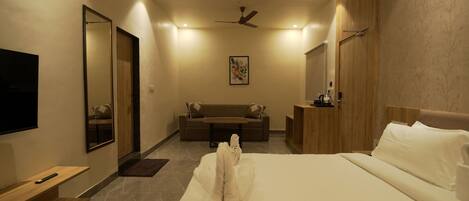 Cassaforte in camera, postazione laptop, ferro/asse da stiro