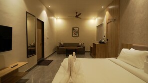 In-room safe, laptop workspace, iron/ironing board, free WiFi - Hotel The Vibez Inn & Restaurant (Jabalpur)