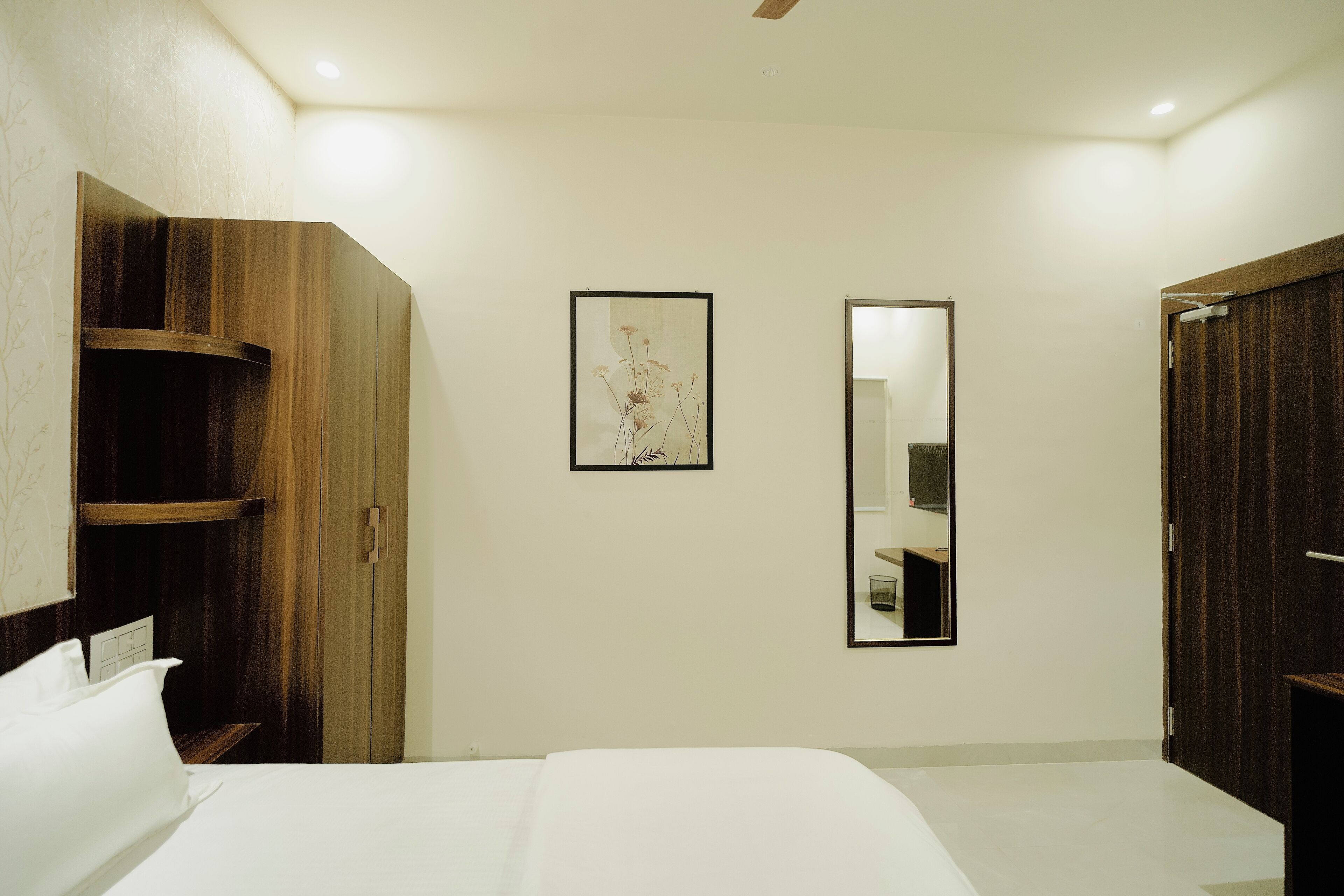 客房内保险箱、笔记本电脑工作区、熨斗/熨板、免费 WiFi