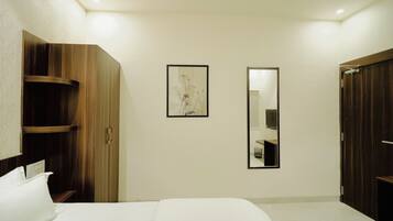 Safe på rommet, skrivebord for bærbar PC og strykejern/-brett