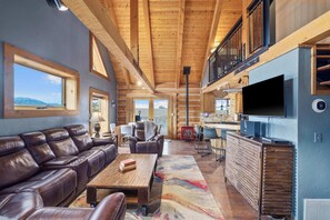 Télévision, cheminée, lecteur de DVD, baby-foot