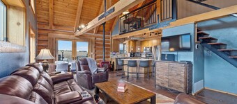 Henry's Hideaway Cabin w/ Hot Tub & Mountain Views