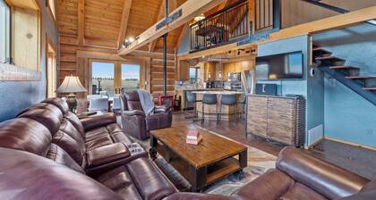 Henry's Hideaway Cabin w/ Hot Tub & Mountain Views