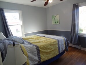 Desk, iron/ironing board, travel cot, free WiFi - 2.5 miles to Mayo, 4 step entry Covered By Faith (Rochester)