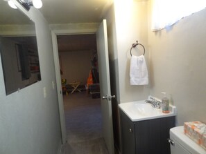 Shower, hair dryer, towels - 2.5 miles to Mayo, 4 step entry Covered By Faith (Rochester)