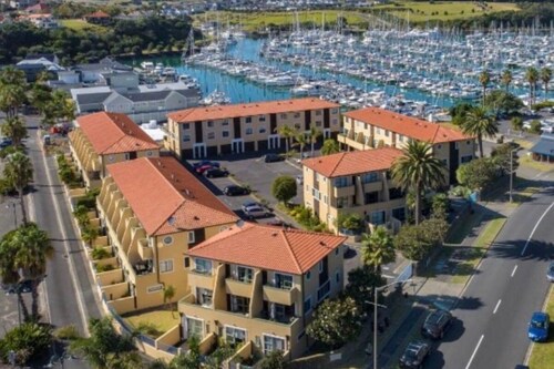 Modern cosy 5 star retreat at the marina