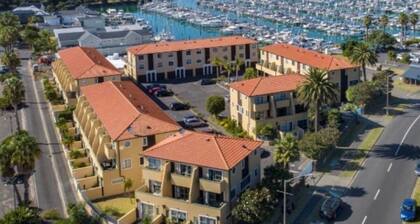 Modern cosy 5 star retreat at the marina