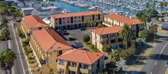 Modern cosy 5 star retreat at the marina