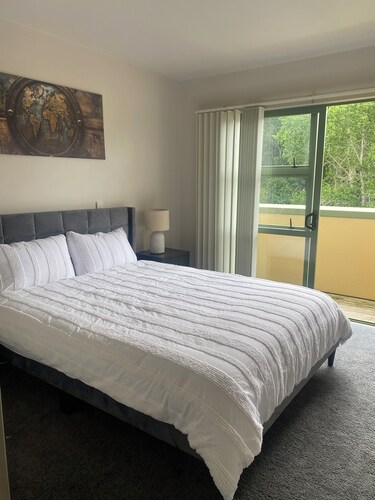 Modern cosy 5 star retreat at the marina