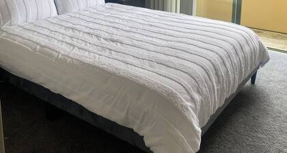 Modern cosy 5 star retreat at the marina