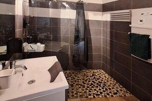 Suihku, hiustenkuivaaja, pyyhkeet, vessapaperi