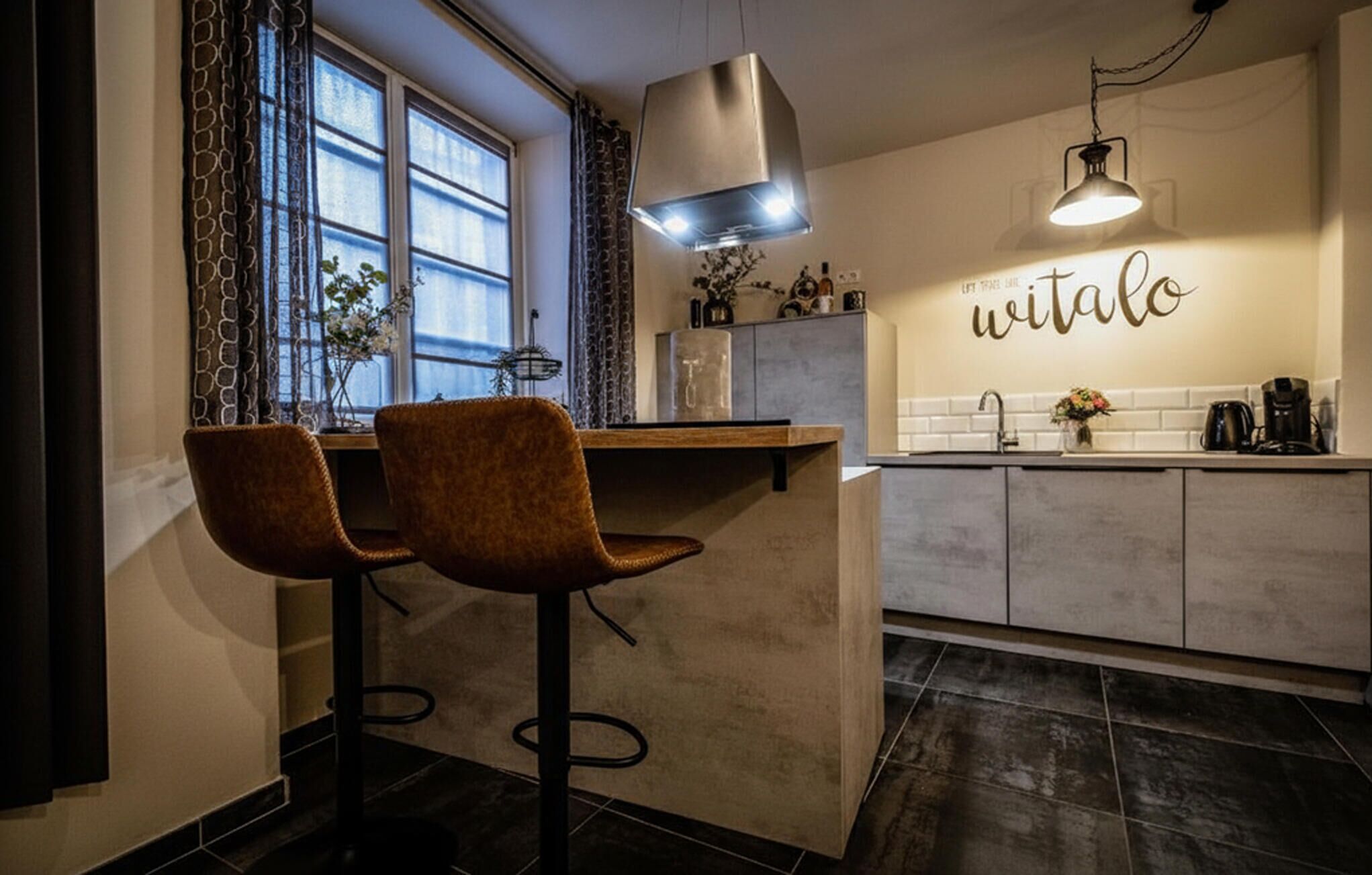 Køleskab, kogeplade, opvaskemaskine, kaffe-/temaskine