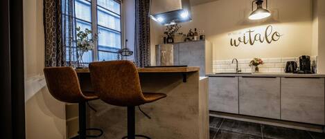 Køleskab, kogeplade, opvaskemaskine, kaffe-/temaskine