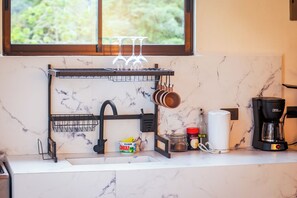 Familiealpehytte - balkon - udsigt til have | Privat køkken