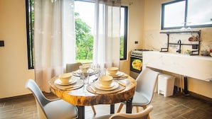 Chalet familiar, balcón, vista al jardín | Área de sala de estar | Smart TV y servicios de streaming 