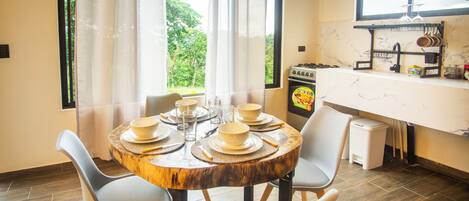 Familienchalet, Balkon, Gartenblick | Wohnbereich