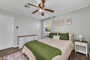 3 bedrooms, desk, iron/ironing board, free WiFi