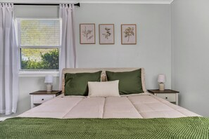 3 bedrooms, desk, iron/ironing board, free WiFi
