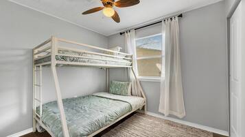 3 slaapkamers, een bureau, een strijkplank/strijkijzer, gratis wifi