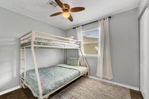 3 slaapkamers, een bureau, een strijkplank/strijkijzer, gratis wifi