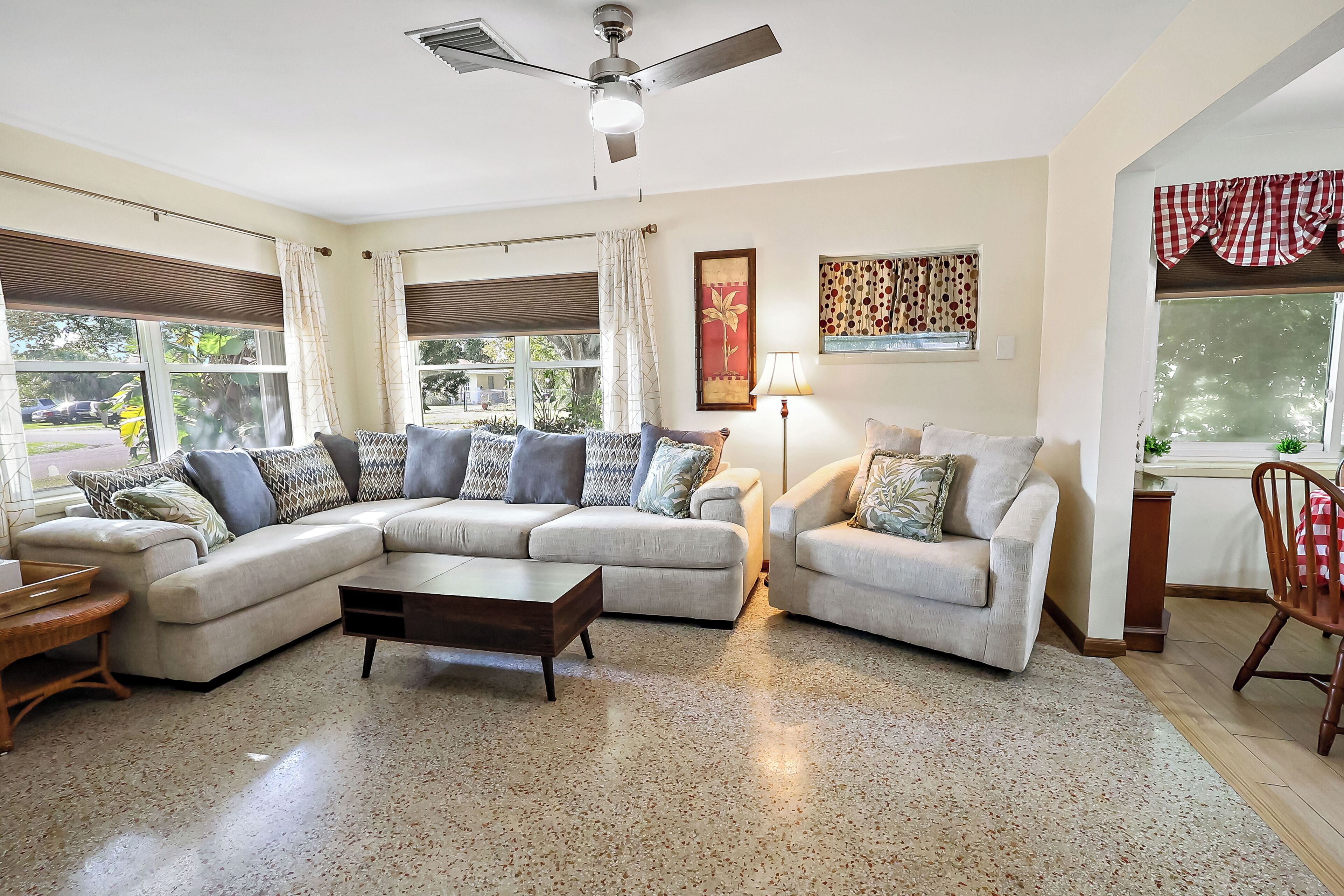 Smart-TV, Bücher, Stereoanlage