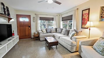 Een smart-tv, boeken en een stereo