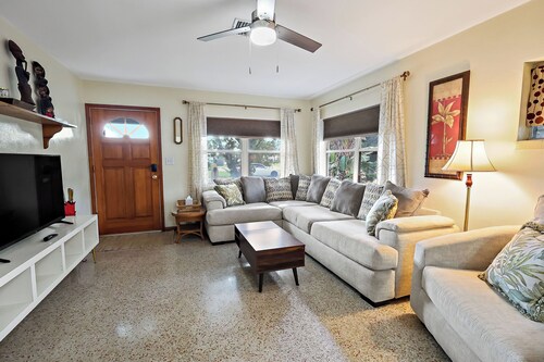 Mid-century Florida style 3-bedroom house with Pool, 13 minute drive to Beach.