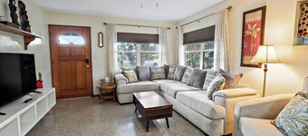 Mid-century Florida style 3-bedroom house with Pool, 13 minute drive to Beach.