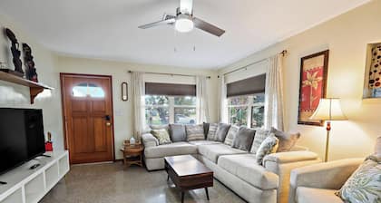 Mid-century Florida style 3-bedroom house with Pool, 13 minute drive to Beach.