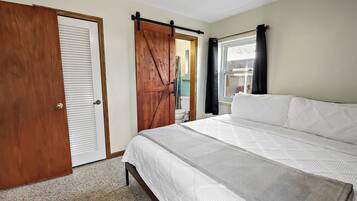 3 slaapkamers, een bureau, een strijkplank/strijkijzer, reisbedje