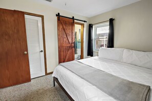 3 slaapkamers, een bureau, een strijkplank/strijkijzer, reisbedje