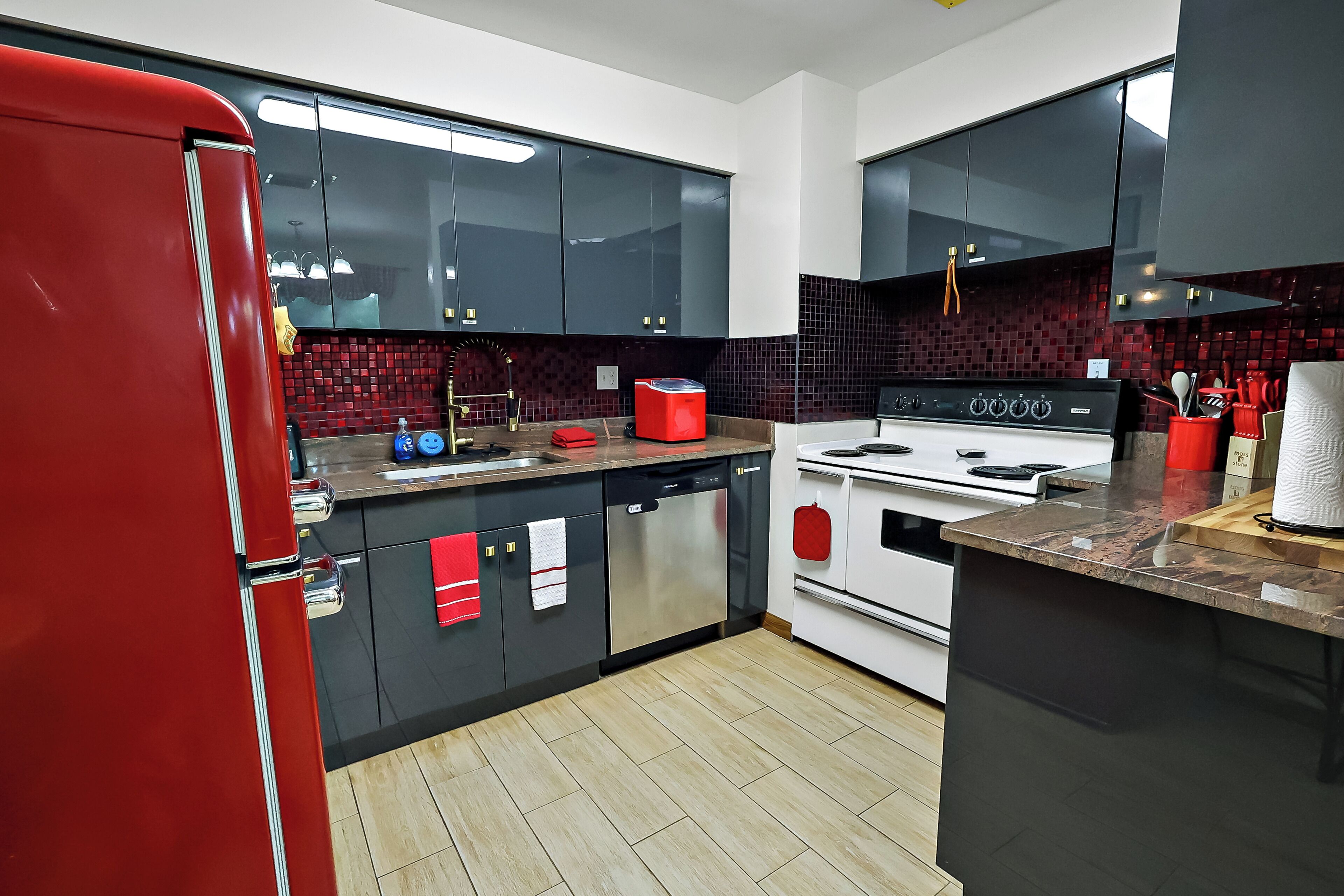 Een koelkast, een microgolfoven, een oven, een kookplaat