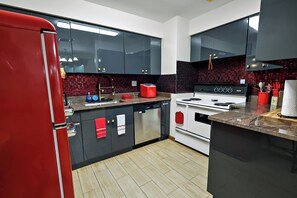 Een koelkast, een microgolfoven, een oven, een kookplaat