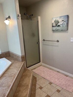 Shower, jetted bath, towels, soap - Luxury Creekside Estate for extended stay in South Salem (Salem)