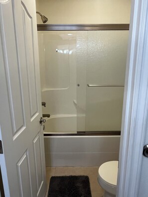 Shower, jetted bath, towels, soap - Luxury Creekside Estate for extended stay in South Salem (Salem)