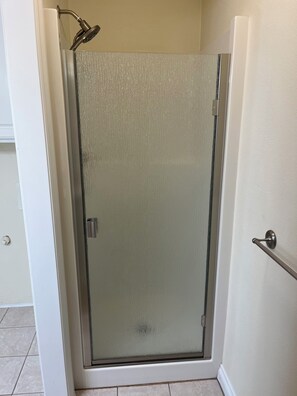 Shower, jetted bath, towels, soap - Luxury Creekside Estate for extended stay in South Salem (Salem)