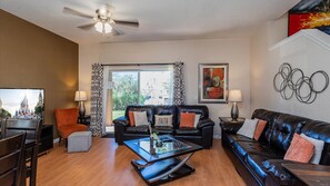 Living area - Spacious 4BR Townhome w/ In-Law Suite + Resort (Davenport)