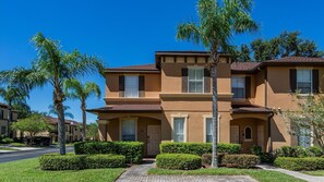 Exterior - Spacious 4BR Townhome w/ In-Law Suite + Resort (Davenport)