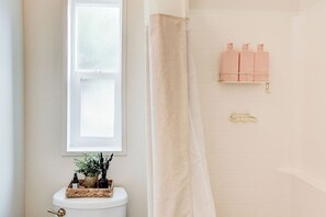 Secadora de cabello, toallas, jabón, papel de baño 