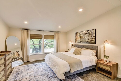 Minutes to hot springs, trails & town in this spacious Buena Vista retreat