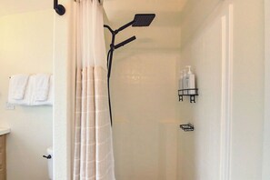 Secadora de cabello, toallas, jabón, papel de baño 