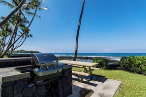 Outdoor dining - Exceptional Oceanfront Luxury Condo, Top Floor, Full AC, Elevator (Kailua-Kona)