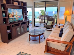TV, books - Exceptional Oceanfront Luxury Condo, Top Floor, Full AC, Elevator (Kailua-Kona)