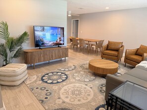 Living area - Relaxing Pool-Fire Pit-Putt-Putt-Pool Table-Air Hockey-PingPong-5 miles to AMI (Bradenton)