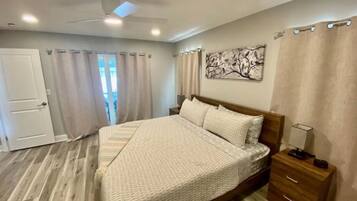 Tabla de planchar con plancha, cuna de viaje, wifi y ropa de cama